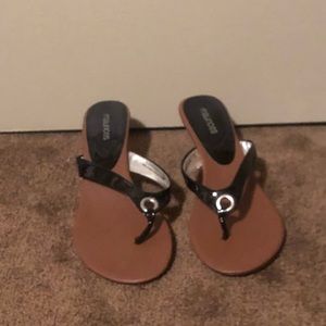 Maurice’s Black Short Heel Flip Flop Sz 8
